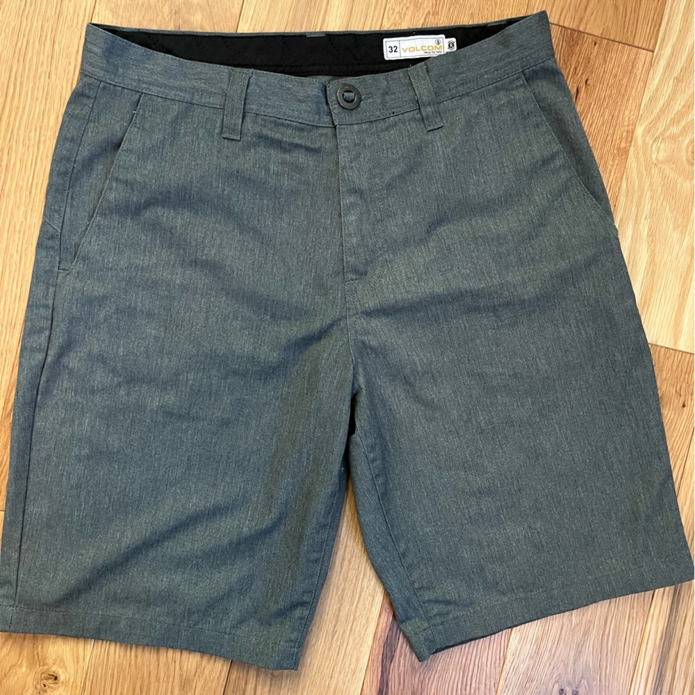 Men’s Grey Volcom Shorts Size 32